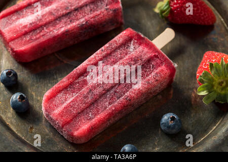 Congelati in casa il Kombucha Berry Popsicles con fragole Foto Stock