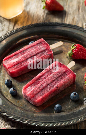 Congelati in casa il Kombucha Berry Popsicles con fragole Foto Stock