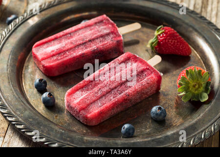 Congelati in casa il Kombucha Berry Popsicles con fragole Foto Stock