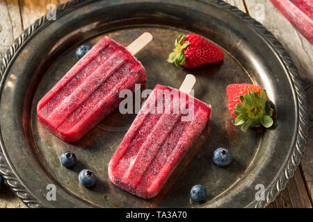 Congelati in casa il Kombucha Berry Popsicles con fragole Foto Stock