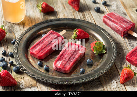 Congelati in casa il Kombucha Berry Popsicles con fragole Foto Stock