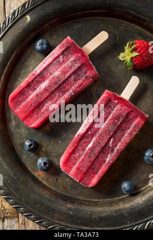 Congelati in casa il Kombucha Berry Popsicles con fragole Foto Stock