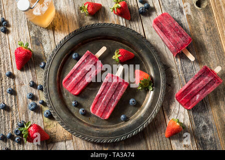 Congelati in casa il Kombucha Berry Popsicles con fragole Foto Stock