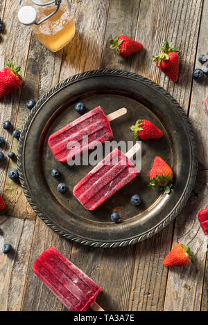Congelati in casa il Kombucha Berry Popsicles con fragole Foto Stock