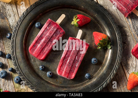 Congelati in casa il Kombucha Berry Popsicles con fragole Foto Stock