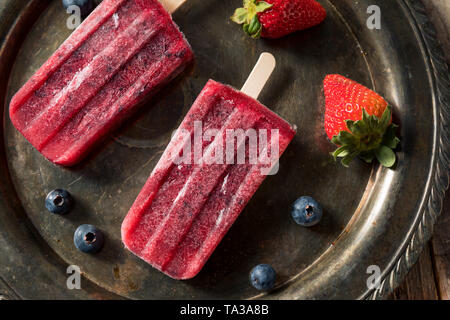 Congelati in casa il Kombucha Berry Popsicles con fragole Foto Stock