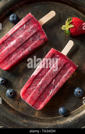 Congelati in casa il Kombucha Berry Popsicles con fragole Foto Stock