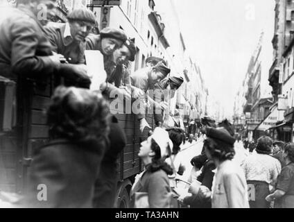 Un carrello con soldati francesi in Rue des Martyrs a Parigi. I soldati sono azionati in un camion tedesco attraverso Parigi, che si ferma qui, in modo che i parigini possono fornire i loro compatrioti. Foto Stock