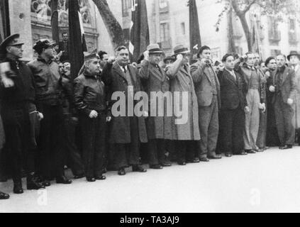 Foto di passanti che danno il loro ultimo escort ai caduti combattente repubblicano Hans Beimler durante il corteo funebre di Barcellona all'inizio di dicembre 1936. L'ex deputato comunista del Reichstag e il commissario politico del Battaglione Thaelmann dell'XI. La Brigata internazionale è stato ucciso da nazionale spagnolo di truppe vicino a Moncloa Palace a Madrid il 1 dicembre 1936. Foto Stock