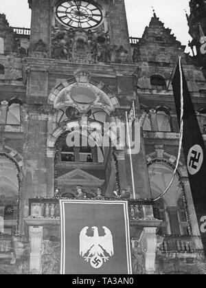 Adolf Hitler (sinistra) e Konrad Henlein sul balcone del municipio di Reichenberg (oggi Liberec) il 2 dicembre 1938, durante l'occupazione dei Sudeti. Foto Stock