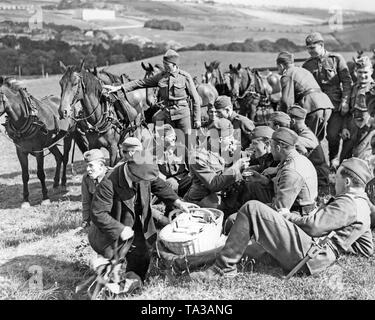 Nel corso del raduno di Norimberga, il Sudetenland crisi continua a intensificare. Soldati ceca sono stazionati nelle vicinanze di Praga per difendere la citta'. I soldati acquistare cibo da un venditore. Foto Stock