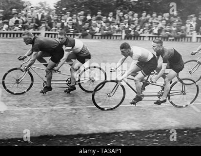 Foto di un tandem corsa in bicicletta a Herne Hill Velodrome a Londra il 11 giugno 1932. Foto Stock