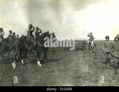 Membri dei Freikorps " Ferro divisione", un gruppo di volontari formato da tedeschi e Tedeschi del Baltico durante il Mar Baltico la guerra di indipendenza, sfilano davanti ai loro comandanti e ufficiali, tra cui il comandante dell'Occidente Esercito di Liberazione Russo Principe Pavel Bermondt-Avalov (secondo da sinistra con il nero cosacco pac) e il comandante in capo di tutte le truppe tedesche nei paesi baltici, Ruediger generale von der Goltz (con casco spiked). Foto Stock