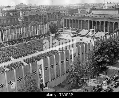 Foto dei combattenti della Legione Condor, che hanno intensificato nel Lustgarten dopo la parata, durante il discorso di Adolf Hitler (sotto un baldacchino con la svastica) nella parte anteriore dell'Altes Museum di Mitte (Berlino) il 6 giugno 1939. Sulla destra e sulla sinistra ci sono il grand stand. Sulle scale accanto al leggio, membri della Gioventù Hitleriana sono in piedi con segni raffiguranti i nomi dei caduti legionari in Spagna. Foto Stock