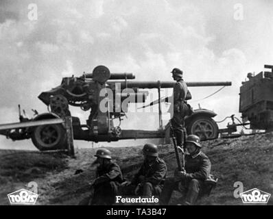 Un tedesco di 8.8 cm FlaK 18/36/37 in Francia, prima di fanteria della Wehrmacht. Moviestill dalla propaganda film 'Feuertaufe' (battesimo del fuoco). Foto Stock