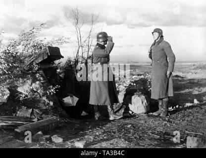 Un comandante del battaglione riceve un messaggio nella parte anteriore del suo comando rifugio nei pressi di Leningrado sul fronte orientale. Foto: corrispondente di guerra Schroeter. Foto Stock