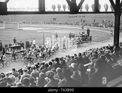 Vista della pista per il campionato di Paperboys del Scherl Publishing House a Berlino. I riders portare zaini. Foto Stock