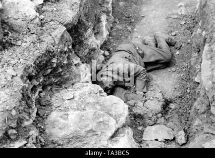 Un morto fante francese in una posizione a Sedan. Foto: Reichelt Foto Stock