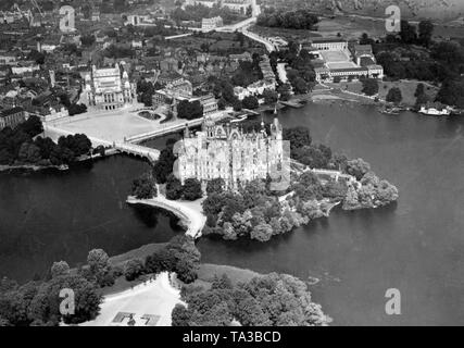 Veduta aerea del Castello di Schwerin in Schwerin, la Prussia, residenza del Meclemburgo duchi e granduchi. Fu costruita tra il 1845 e il 1857 in stile romantico dello storicismo, secondo i piani di Gottfried Semper tra gli altri. Foto Stock