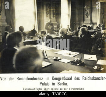 Volksbeauftragter (rappresentative del popolo) Friedrich Ebert parla al Congresso imperiale nella Sala Congressi della Cancelleria del Reich. Foto Stock