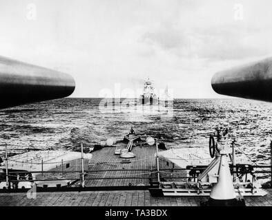 La foto mostra le navi da guerra della Kriegsmarine durante una manovra di flotta in alto mare. Essa è stata presa probabilmente da a bordo della corazzata 'Admiral Graf Spee', nel mezzo è la nave corazzata 'Admiral Scheer' dietro la corazzata "Gneisenau'. Foto Stock