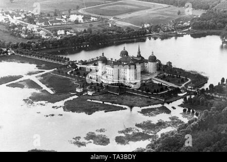 Vista aerea del Moritzburg castello di caccia di Moritzburg vicino a Dresda, Sassonia. Re Agosto il Forte di Sassonia ha iniziato la costruzione del complesso in stile barocco nel 1703 su un isola artificiale. L'area terrazzata può essere accessibile tramite due ponti ed è circondato da otto case di guardia con piccole strutture portuali. Foto Stock