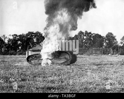 Un distrutto serbatoio francese del tipo "Renault FT 17'. Probabilmente un moviestill da Sieg im Westen (vittoria nella West). Foto Stock