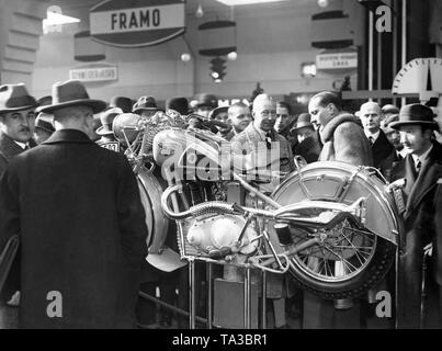 Il principe ereditario Wilhelm (al centro dietro la motocicletta) probabilmente a un motor show di Berlino. Egli è alla ricerca di una motocicletta del marchio Ardie. Foto Stock