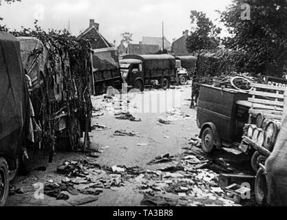 Da sinistra dietro e distrutto materiale di guerra delle truppe britanniche dopo la battaglia. Foto Stock