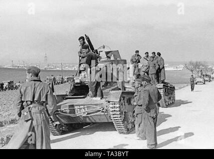 Soldati spagnoli e deputati tedeschi della Legione Condor con confiscati T-26 serbatoi di origine sovietica durante il mese di marzo a Toledo. In background, tre Panzerkraftwagen (armored veicoli da combattimento) Ho PzKpfw (I) avvicinarsi. La Legione ha preso parte alle ultime battaglie della guerra civile spagnola nel marzo 1939. Foto Stock