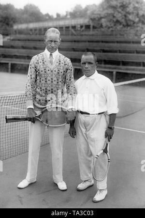 Il principe ereditario Wilhelm (sinistra) con il suo istruttore di tennis Richter (destro) su un campo da tennis del tennis club 'Rot-Weiss' all'Hundekehlensee (Berlin-Charlottenburg). Foto Stock