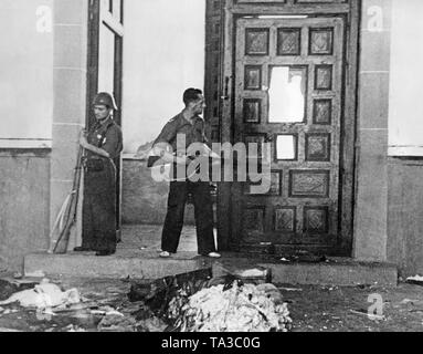 Foto di due combattenti del Socialista Operaio di milizia, coloro che sono in cerca di un precedentemente hanno razziato garrison edificio in Madrid. Foto Stock