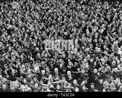 Vista di una folla di Karlsbad (oggi Karlovy Vary) il 4 ottobre 1938, mentre Adolf Hitler è dare un discorso dopo l occupazione del Sudetenland. Essi salutare Hitler con il saluto nazista. Foto Stock