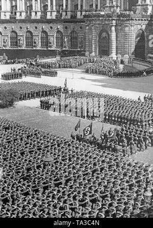 Austrian SA membri ritorno dopo l'annessione dell'Austria per il Reich tedesco. In questa occasione si svolge un rally della legione austriaca a Vienna sulla Heldenplatz. Il capo del personale della SA Viktor Lutze e il Gauleiter pronunciare un discorso in occasione del rally. Foto Stock