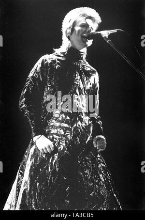 Londra - 12 Maggio: David Bowie suona dal vivo sul palco a Earls Court Arena del 12 maggio 1973 durante la Ziggy Stardust tour (foto di Gijsbert Hanekroot) Foto Stock