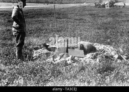 Radio Tedesca posizione davanti a Minsk nell'area dell esercito centro di gruppo. Nella tasca battaglia nei pressi di Bialystok e Minsk, la Wehrmacht conquistato grandi parti della western unione Sovietica poco dopo lo scoppio della guerra. A sinistra un ufficiale, sullo sfondo di una pistola dell'artiglieria pesante. Foto: corrispondente di guerra Evers Foto Stock