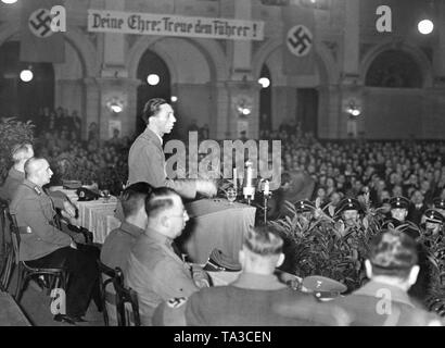 Joseph Goebbels parla a un socialista nazionale dimostrazione. Sullo sfondo di un banner "eine Ehre: dem Treue Fuehrer!" ("Il vostro onore: essere fedeli al Leader!"), una domanda di fedeltà nei confronti di Adolf Hitler. Foto Stock