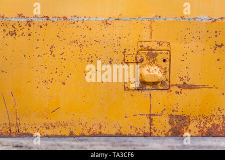 scheda bus gialla arrugginita con portello piccolo Foto Stock
