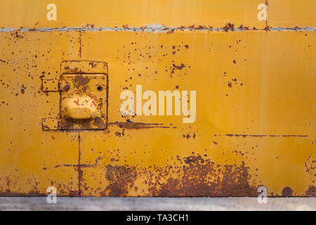 scheda bus gialla arrugginita con portello piccolo Foto Stock