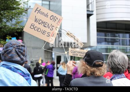 Donna che mantiene un appendiabiti segno a una protesta contro il divieto di aborto, Eugene, Oregon, Stati Uniti d'America. Foto Stock