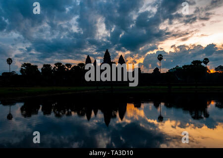 Sunrise drammatico in Angkor Wat con la silhouette del tempio torri con architettura khmer stile, Siem Reap Provincia, in Cambogia. Foto Stock