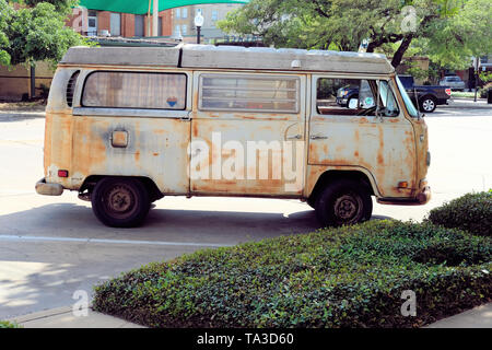 1977 Volkswagen Kombi Westfalia; arrugginito vecchio VW camper parcheggiato in strada. Foto Stock