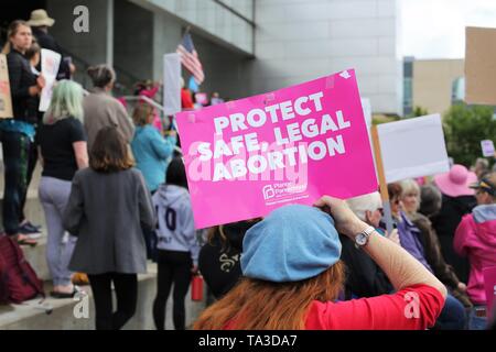 Una protesta contro l'aborto divieti, Eugene, Oregon, Stati Uniti d'America. Foto Stock