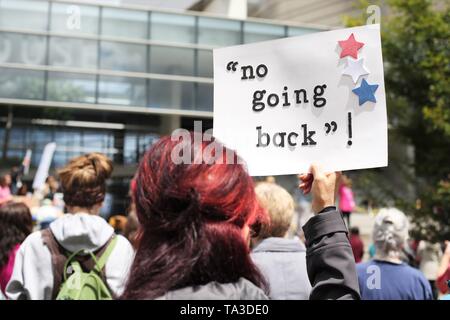 Una protesta contro l'aborto divieti, Eugene, Oregon, Stati Uniti d'America. Foto Stock