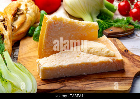 Originale italiano, formaggio parmigiano invecchiato formaggio di latte di vacca, pezzi di Parmigiano Reggiano da vicino Foto Stock