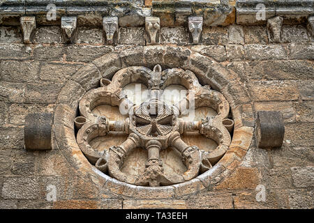 Rosone scolpito sul coperchio della chiesa di San Juan de Puerta Nueva nella città di Zamora, Castilla y León, Spagna. Foto Stock