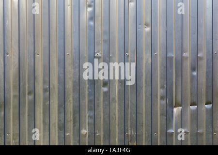 Polveroso galvanizzata profilata sullo sfondo del foglio Foto Stock