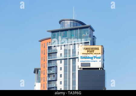 Isola città appartamenti con il restante torre dell orologio da ex Yorkshire Post sul sito Wellingotn Street a Leeds. Foto Stock