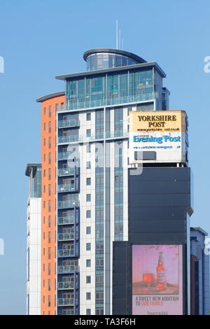 Isola città appartamenti con il restante torre dell orologio da ex Yorkshire Post sul sito Wellingotn Street a Leeds. Foto Stock