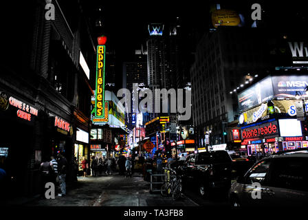 New york, Stati Uniti d'America - 11 Settembre 2008: immagine notturna delle luci al neon e insegne pubblicitarie di un popoloso street in una città commerciale nel Regno sta Foto Stock